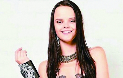 澳16岁少女夺超模冠军  只因貌似外星人(图)