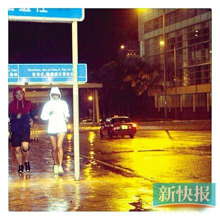 陈奕迅陪老婆跑步网友：你终于开始运动了（图）