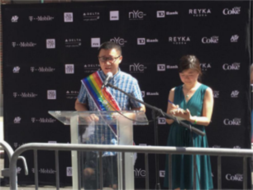 淡蓝耿乐携手杜蕾斯K-Y参加纽约骄傲巡游 担任首位华人"率领"