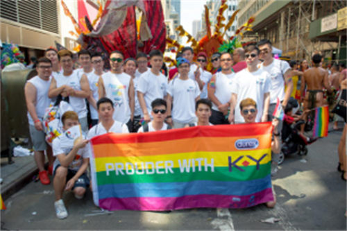 淡蓝耿乐携手杜蕾斯K-Y参加纽约骄傲巡游 担任首位华人"率领"