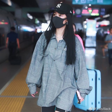 杨幂的翻包好物,这个充电宝亮了