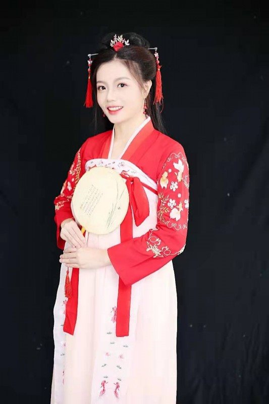 李漫娟:初见你眉眼,如寒冬中吹来的春风暖日