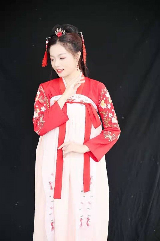 李漫娟:初见你眉眼,如寒冬中吹来的春风暖日