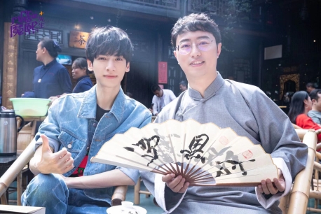 图片包含 人员, 就坐, 建筑物, 户外
描述已自动生成