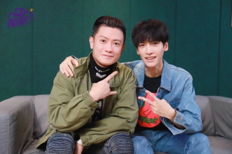 图片包含 人员, 就坐, 男孩, 墙壁
描述已自动生成