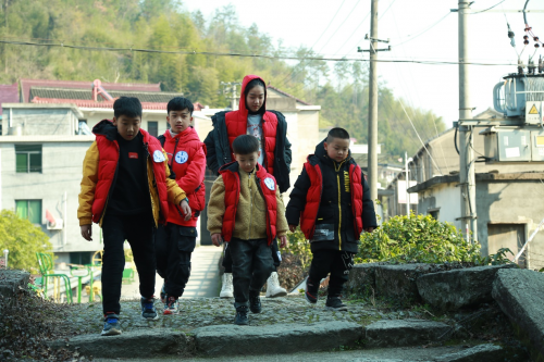 系列教育纪实片《变形记》 在浙江绍兴柯桥上王村开机