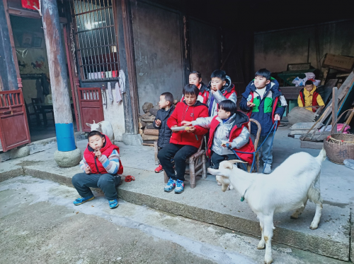 系列教育纪实片《变形记》 在浙江绍兴柯桥上王村开机