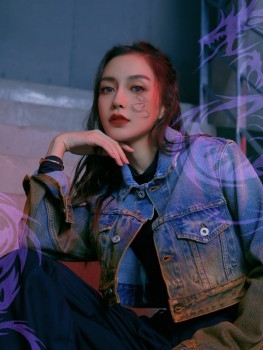 美颜相机颜值兑换公司营业 Angelababy演绎国潮“龙女妆”