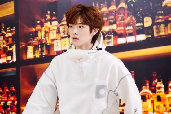 《进击的大神》王艺衡与烈焰滔滔组跨界男团 主持首秀表现出彩