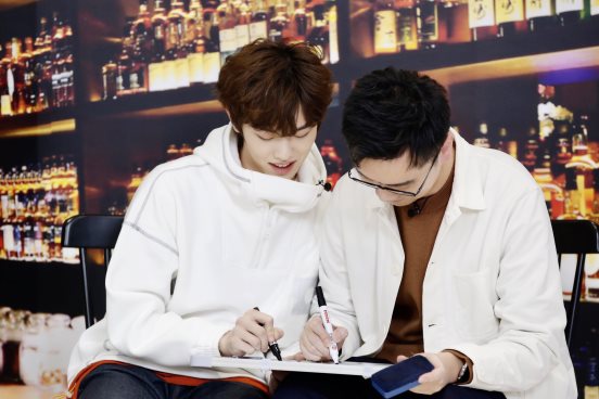 《进击的大神》王艺衡与烈焰滔滔组跨界男团 主持首秀表现出彩