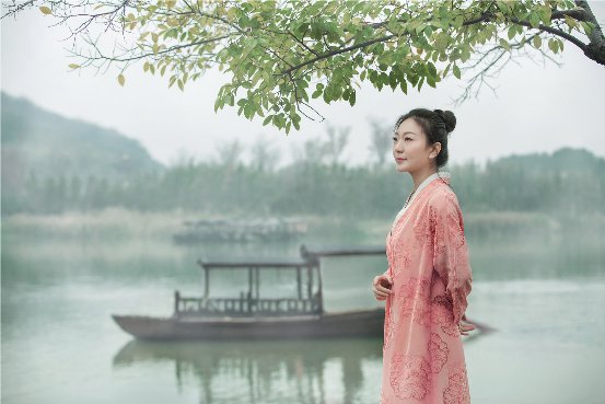 国风歌者刘珂矣江南风主题写真《清舟一叶》温婉上线