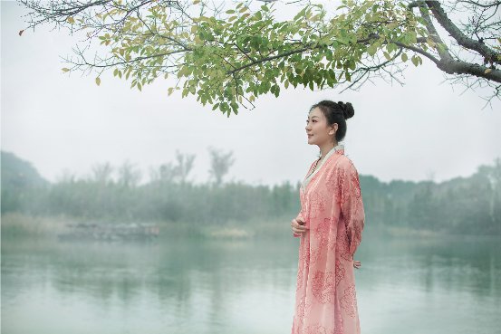 国风歌者刘珂矣江南风主题写真《清舟一叶》温婉上线