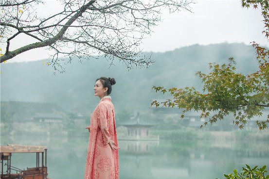 国风歌者刘珂矣江南风主题写真《清舟一叶》温婉上线