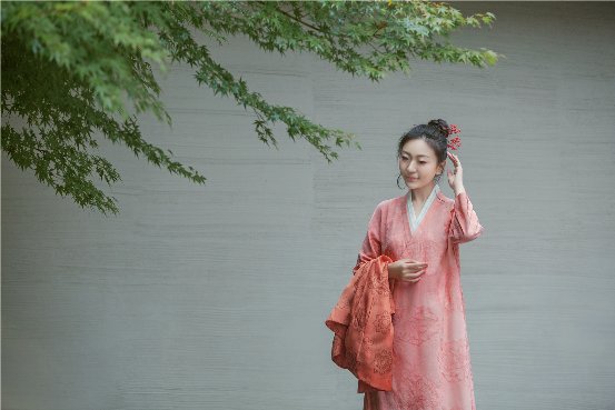 国风歌者刘珂矣江南风主题写真《清舟一叶》温婉上线