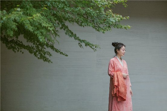 国风歌者刘珂矣江南风主题写真《清舟一叶》温婉上线