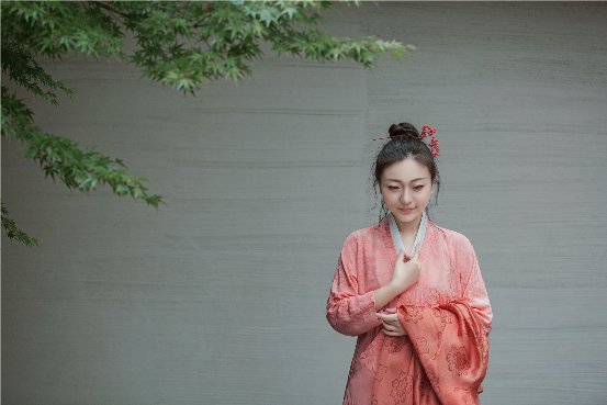 国风歌者刘珂矣江南风主题写真《清舟一叶》温婉上线