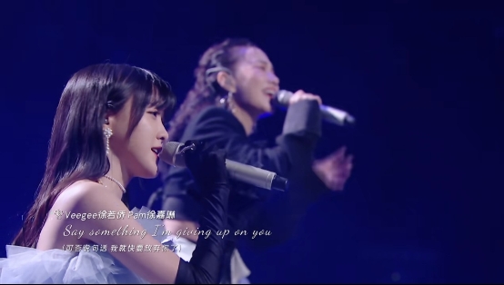 R1SE成团周年曲舞台首秀,复杂走位引酷狗网友盛赞