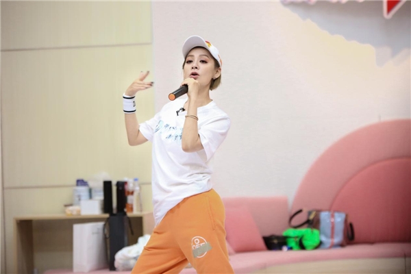 《乘风破浪的姐姐》第六期孟佳垫底引发争议,来酷狗为姐姐应援