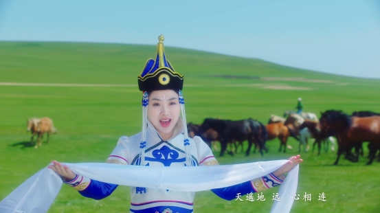 歌手肖洋早年歌曲《心中的歌唱》花絮曝光 驰骋草原放声歌唱