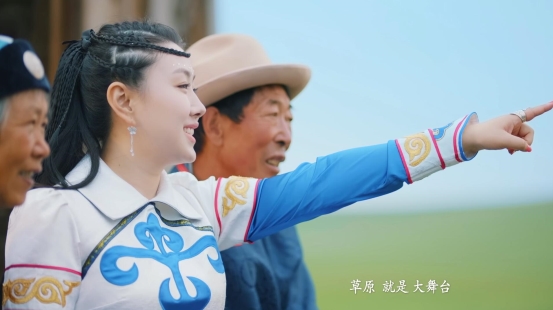 歌手肖洋早年歌曲《心中的歌唱》花絮曝光 驰骋草原放声歌唱