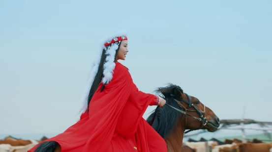 歌手肖洋早年歌曲《心中的歌唱》花絮曝光 驰骋草原放声歌唱