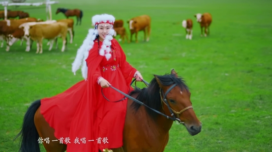 歌手肖洋早年歌曲《心中的歌唱》花絮曝光 驰骋草原放声歌唱