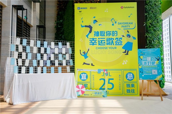 �ṷ����Я��lululemon�����컷�ꡢW�Ƶ�,һ���ɶԿ�������һ��Ӿ��party