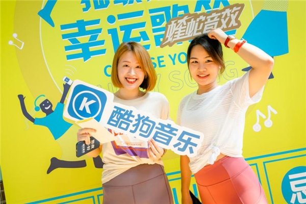 �ṷ����Я��lululemon�����컷�ꡢW�Ƶ�,һ���ɶԿ�������һ��Ӿ��party