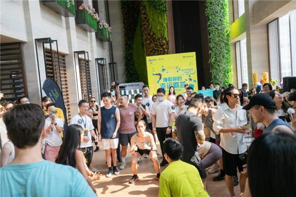 �ṷ����Я��lululemon�����컷�ꡢW�Ƶ�,һ���ɶԿ�������һ��Ӿ��party