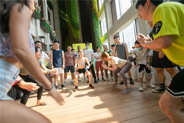 �ṷ����Я��lululemon�����컷�ꡢW�Ƶ�,һ���ɶԿ�������һ��Ӿ��party