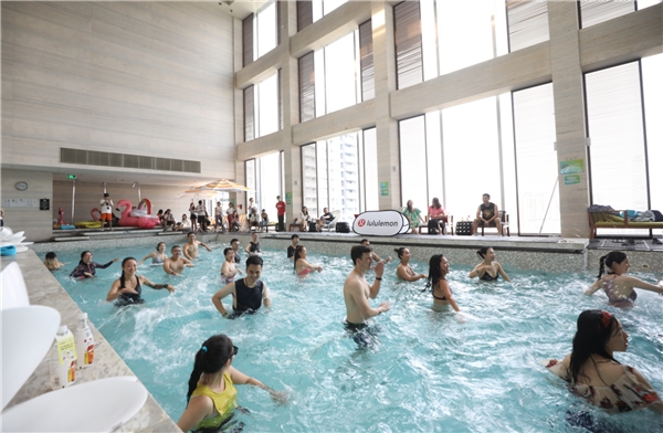 �ṷ����Я��lululemon�����컷�ꡢW�Ƶ�,һ���ɶԿ�������һ��Ӿ��party