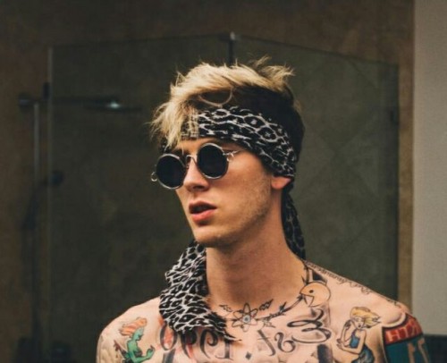 ����Ȧʱ�а���ǹүMGK�����ɫ���������ݳ��ᣬ�����вŵ��˶����ˣ������أ�