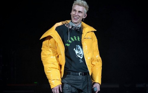 ����Ȧʱ�а���ǹүMGK�����ɫ���������ݳ��ᣬ�����вŵ��˶����ˣ������أ�