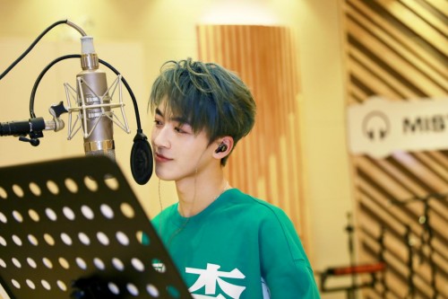 R1SE何洛洛新唱《舒克贝塔2020》,新生代演绎老IP跨界新童年