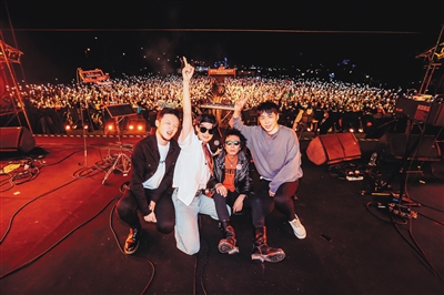 �����ֶӣ��ñ��ۼ������