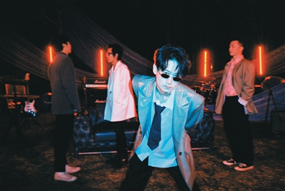 �����ֶӣ��ñ��ۼ������