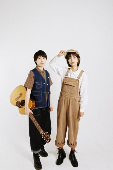 唱作组合房东的猫献唱电影《白发魔女外传》插曲《送一朵愧疚的花》上线