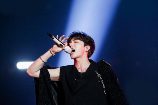 张靓颖邓紫棋炸裂神武4咪咕汇 蔡徐坤再现金色海洋实力压轴