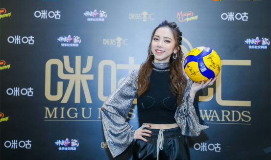 张靓颖邓紫棋炸裂神武4咪咕汇 蔡徐坤再现金色海洋实力压轴