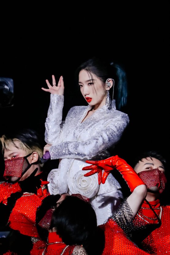 张靓颖邓紫棋炸裂神武4咪咕汇 蔡徐坤再现金色海洋实力压轴