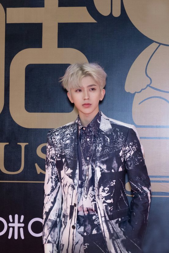 张靓颖邓紫棋炸裂神武4咪咕汇 蔡徐坤再现金色海洋实力压轴