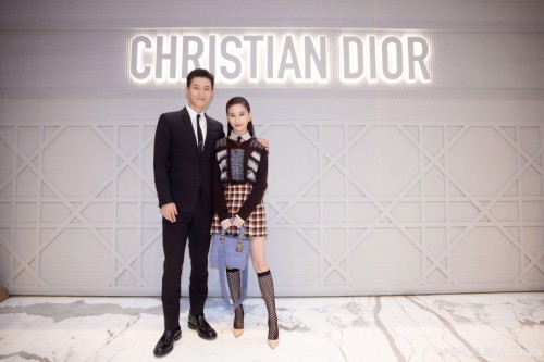 �γ����Ƽ�UnichiС����ɫ�޾����������覼��ر�����