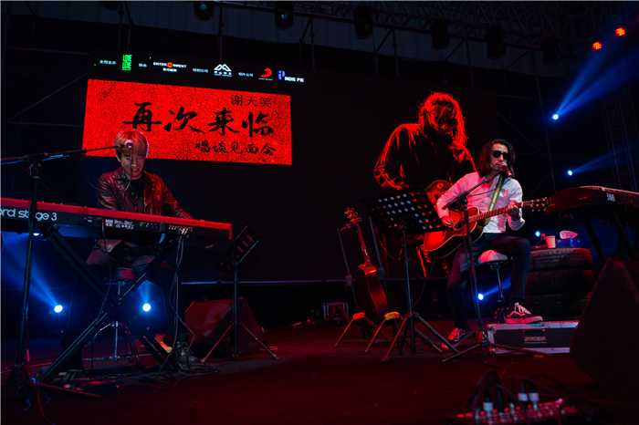 谢天笑新年首演武汉开嗓 送向阳花为英雄城市祝福