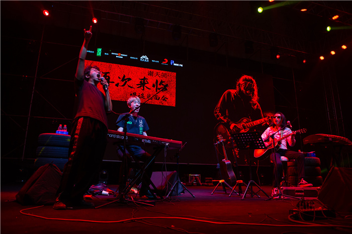 谢天笑新年首演武汉开嗓 送向阳花为英雄城市祝福