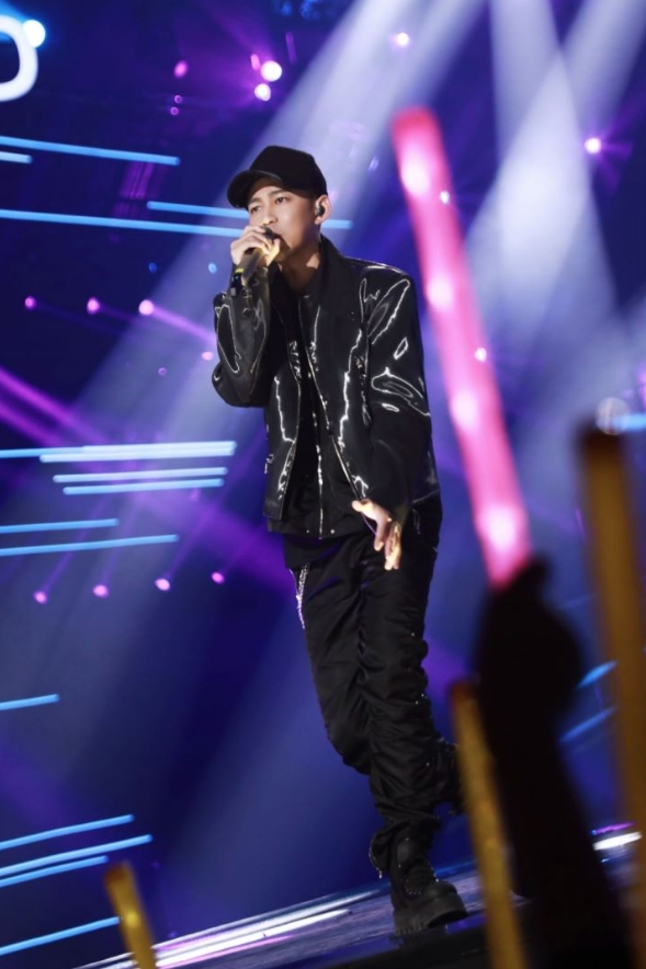 《追光吧!哥哥》苏醒战胜胡夏 原创单曲《光》上线酷狗狂圈粉