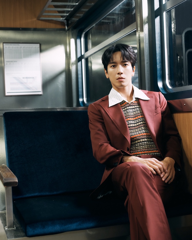 「全能歌王」萧敬腾 为 「韩国首席型男乐团CNBLUE主唱」郑容和加持全新单曲《禁爱条款》