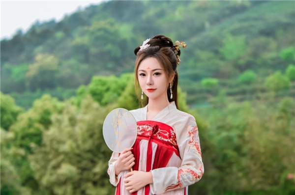 艺宝宝(权艺)新曲《有你的江南》唯美首发 方文山作词将柔情化作思念