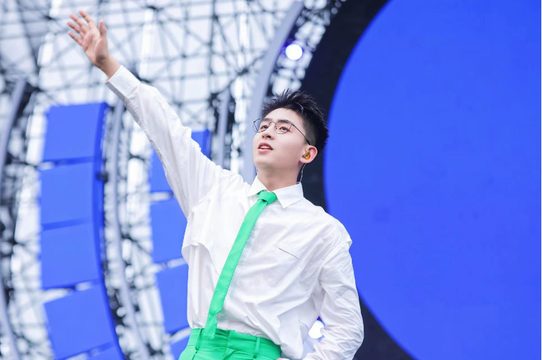 1655005591592364.png 首届WAVE浪潮音乐节圆满收官 十组音乐人豪华阵容倾力呈现八小时视听盛宴