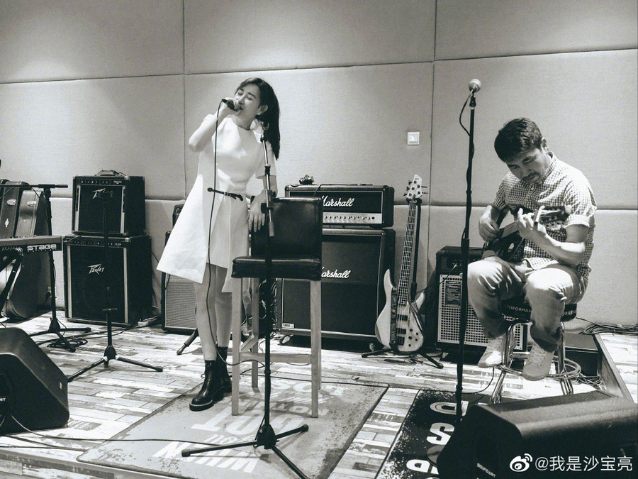 歌手沙宝亮表白戴笑盈,官宣恋情迎来“合奏”