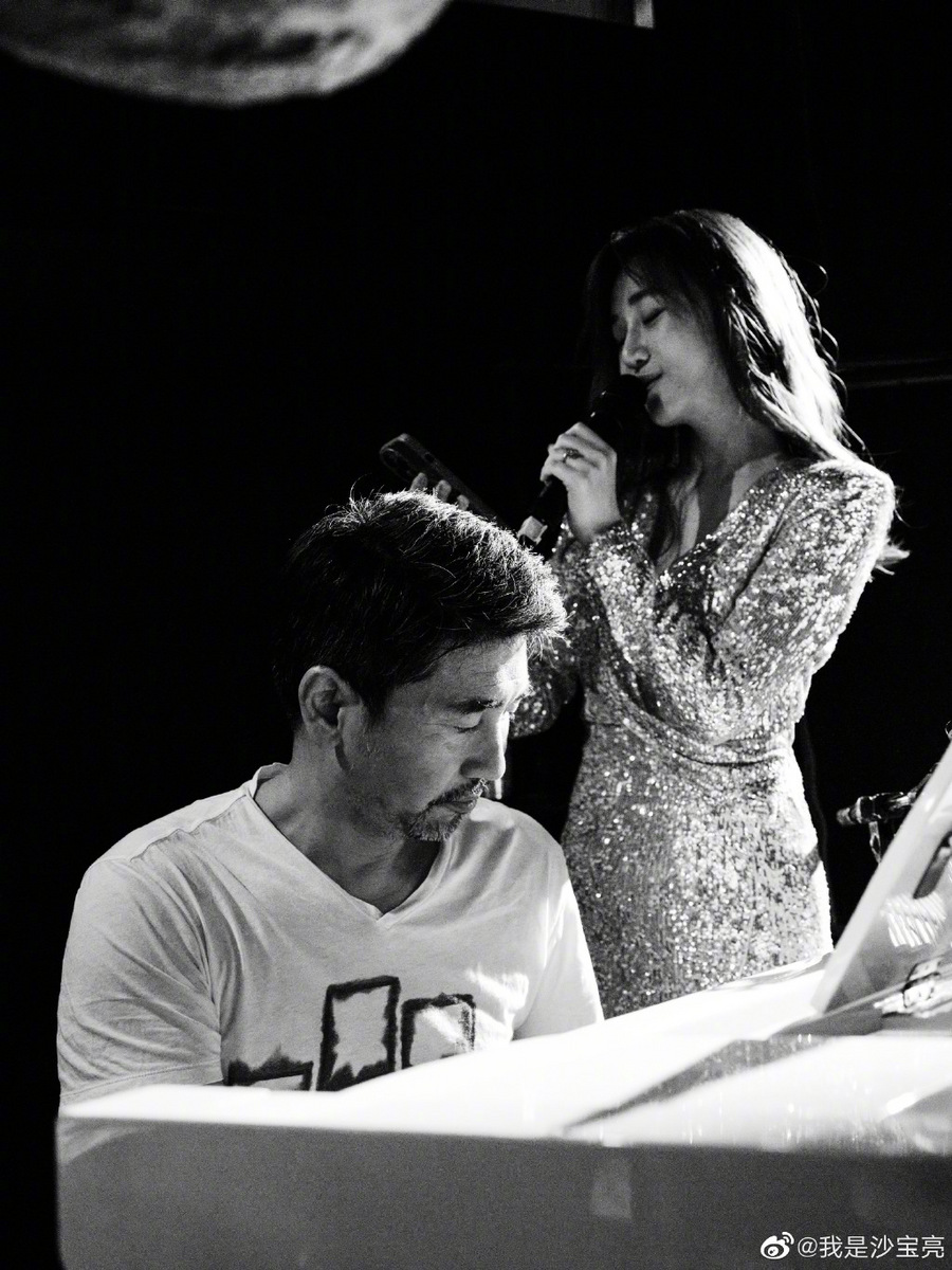 歌手沙宝亮表白戴笑盈,官宣恋情迎来“合奏”